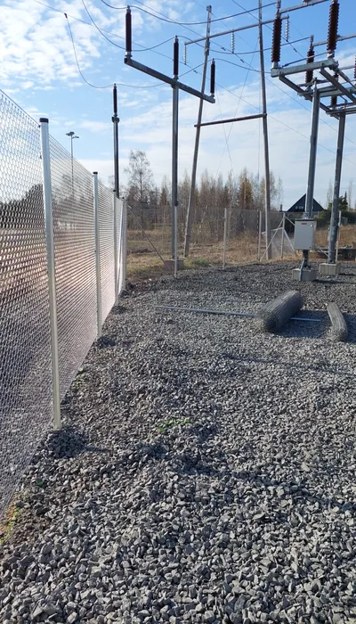 Lakeuden Aluesuojauksen asentama verkkoaita sähköaseman alueella