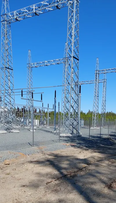 Lakeuden Aluesuojauksen asentama verkkoaita sähköaseman alueella kirkkaana päivänä