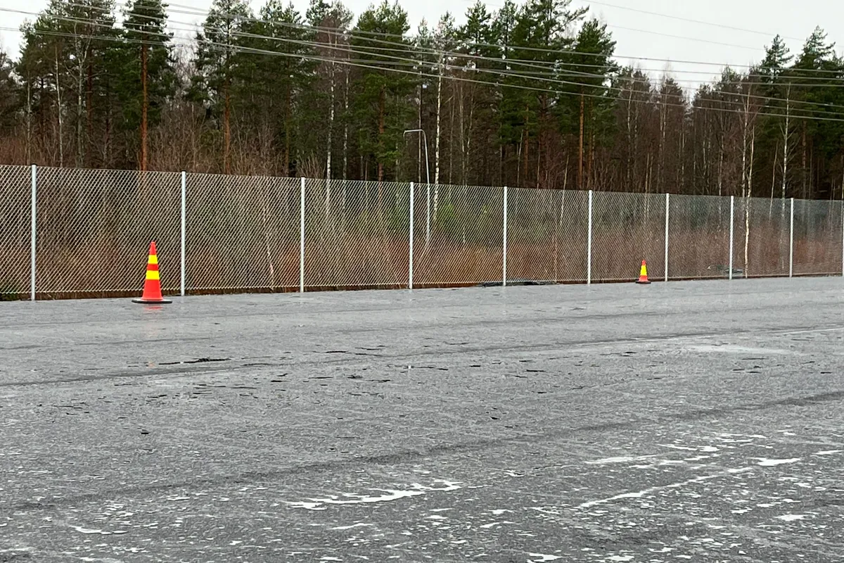 Lakeuden Aluesuojauksen rakentama verkkoaita varastoterminaalin alueella