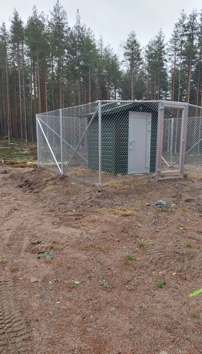 Lakeuden Aluesuojauksen asentama verkkoaita vesipumppaamon ympärillä